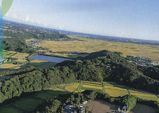 田園と丘陵が広がる東庄町の眺め