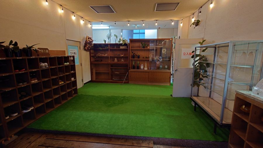 トゥーノーイシデショウの玄関ホール